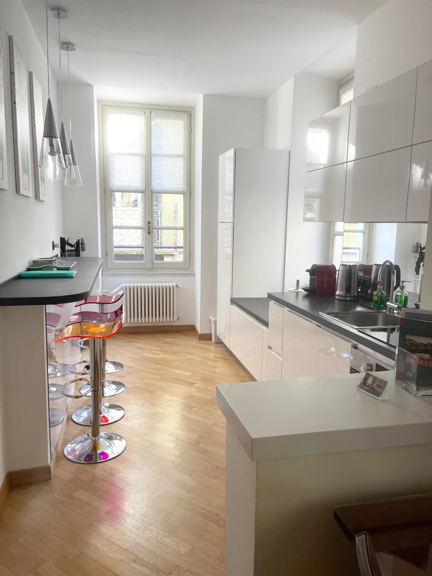 Charming Como - Apartment Downtown In The Pedestrian Area With 2 Double Bedrooms And 2 Complete Bathrooms A Spacious Living Room And Full Equipped Kitchen Exteriör bild