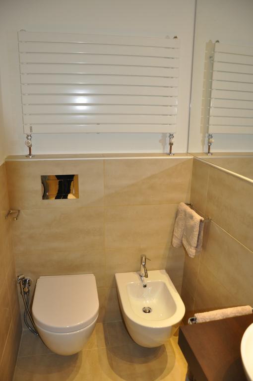 Charming Como - Apartment Downtown In The Pedestrian Area With 2 Double Bedrooms And 2 Complete Bathrooms A Spacious Living Room And Full Equipped Kitchen Exteriör bild